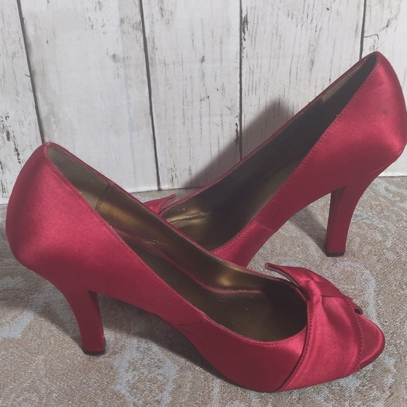 Me too satin red pumps size US 8m - Picture 2 of 9